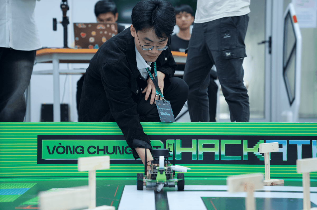 Ảnh team coding trong 27 giờ chung kết FPT Hackathon 2025