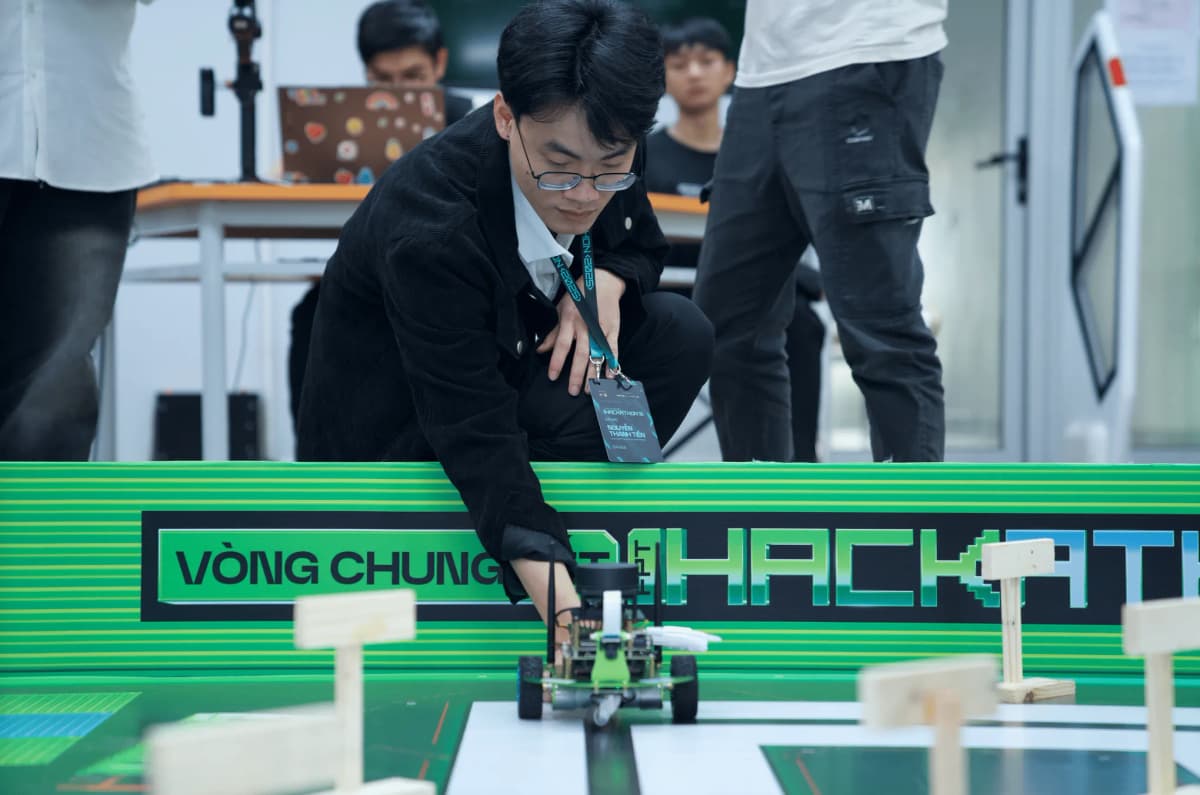 Ảnh team coding trong 27 giờ chung kết FPT Hackathon 2025