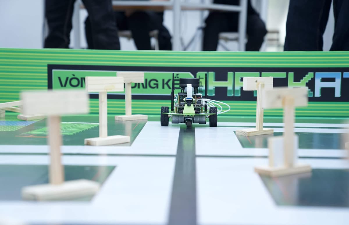 Ảnh robot chạy trên sa hình tại FPT Hackathon 2025