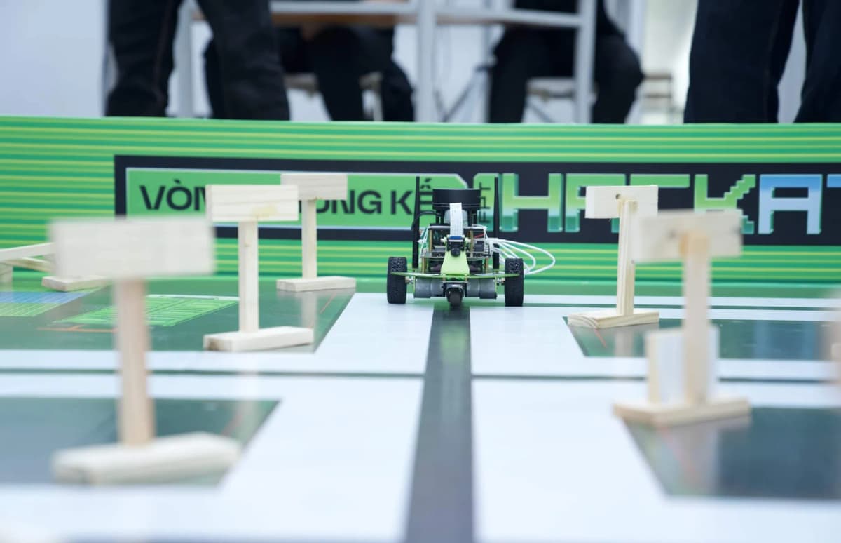 Ảnh robot chạy trên sa hình tại FPT Hackathon 2025